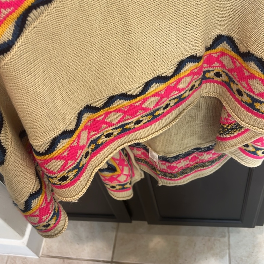 Perfect for Rodeo Season.  FATE poncho/cape/shawl.  Very good condition. - Picture 4 of 5